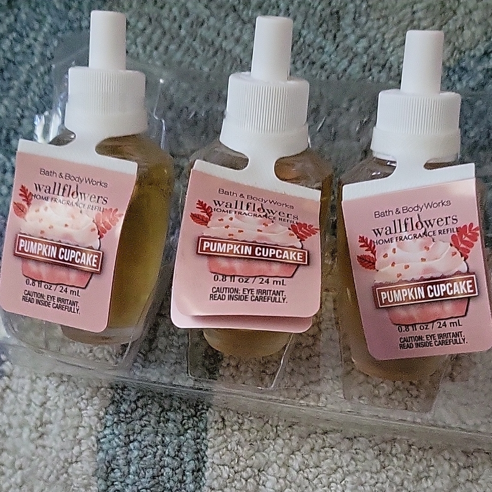 Bath & Body Works Pumpkin Cupcake Wallflowers Refill - Pink and White